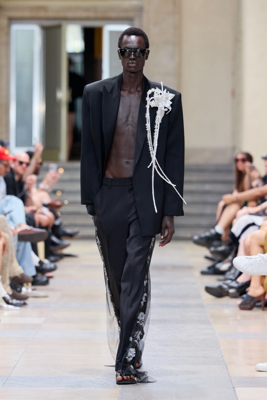 david-koma_ss26_runway33_by_finnegan_koichi_godenschweger_for_bfw_2zu3