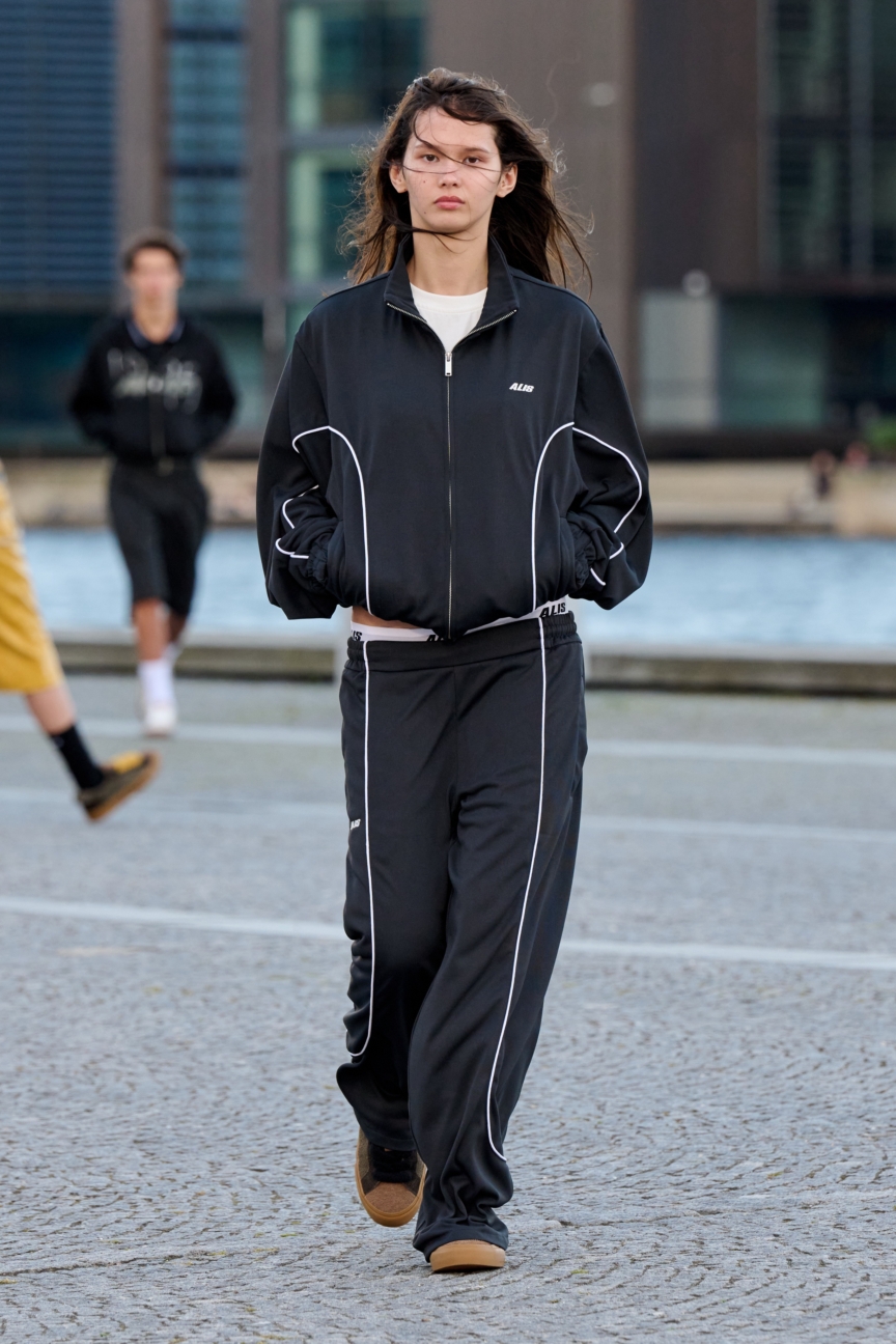 ss26-copenhagen-fashion-week-alis-runway-2x3-james-cochrane-16