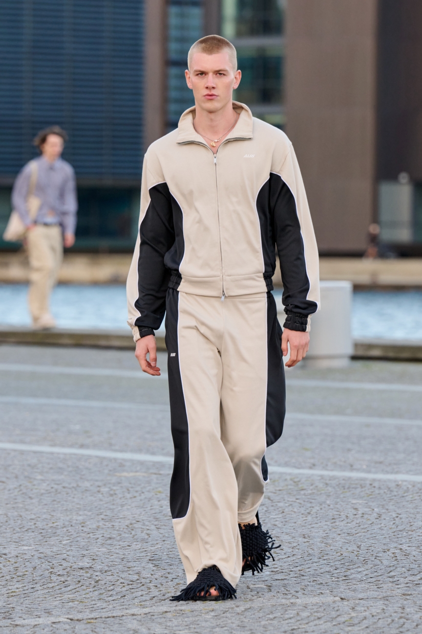 ss26-copenhagen-fashion-week-alis-runway-2x3-james-cochrane-27