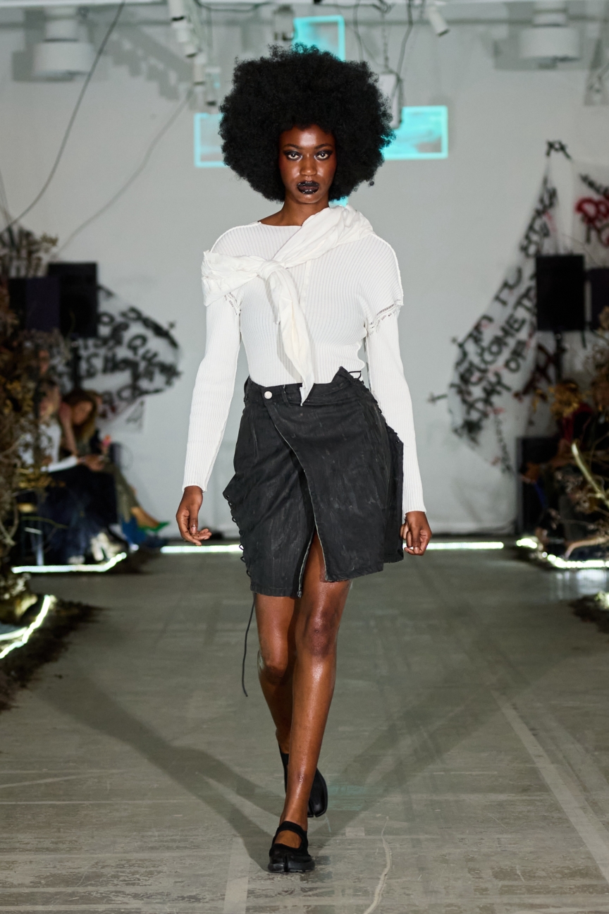 ss26-copenhagen-fashion-week-fine-chaos-runway-2x3-james-cochrane-17