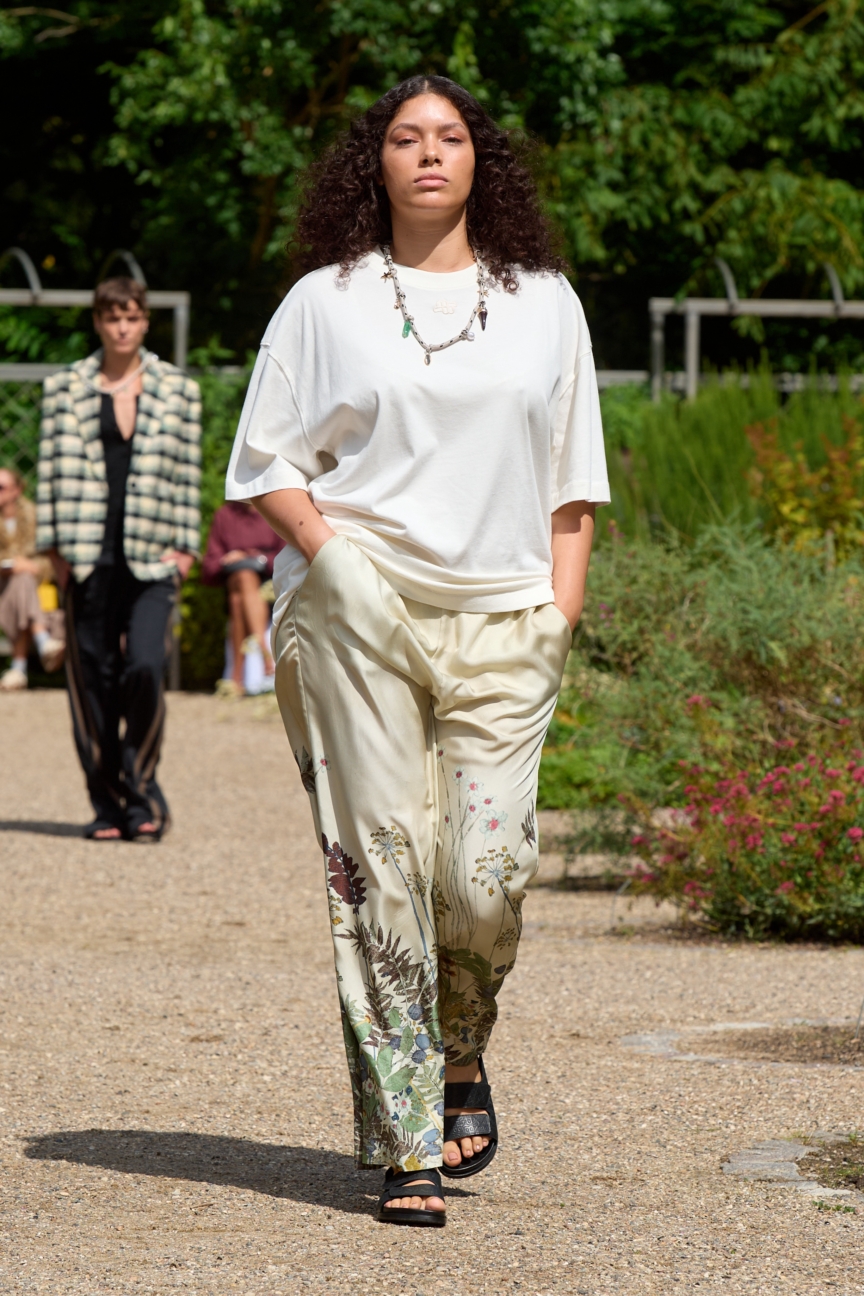 ss26-copenhagen-fashion-week-munthe-runway-2x3-james-cochrane-28