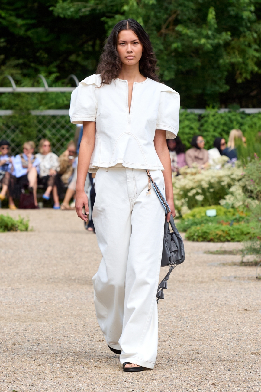 ss26-copenhagen-fashion-week-munthe-runway-2x3-james-cochrane-33