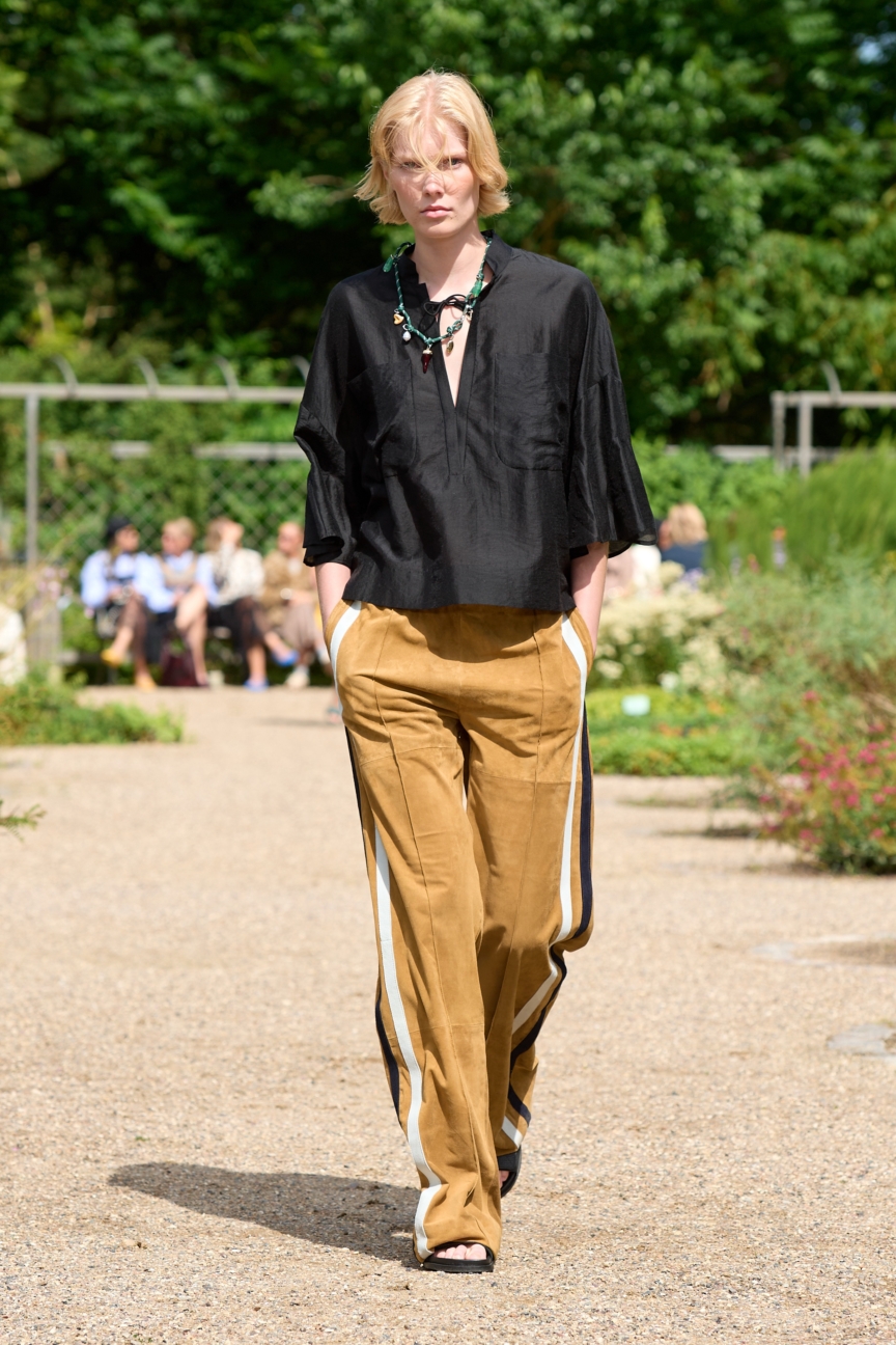 ss26-copenhagen-fashion-week-munthe-runway-2x3-james-cochrane-43