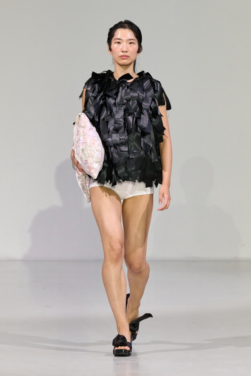 ss26-copenhagen-fashion-week-nicklas-skovgaard-runway-2x3-james-cochrane-19