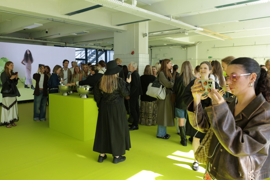 ss26-copenhagen-fashion-week-rabens-saloner-runway-2x3-james-cochrane-30