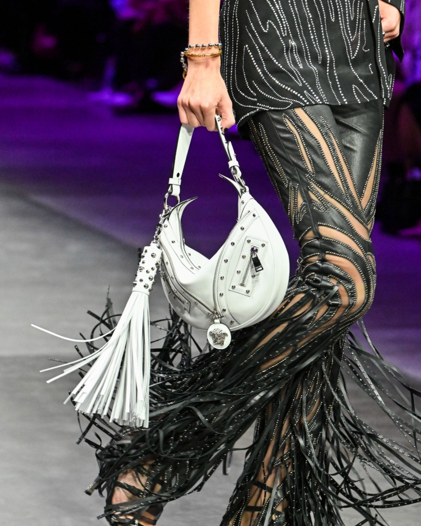 versace-ss23-womens-fashion-show-details-155