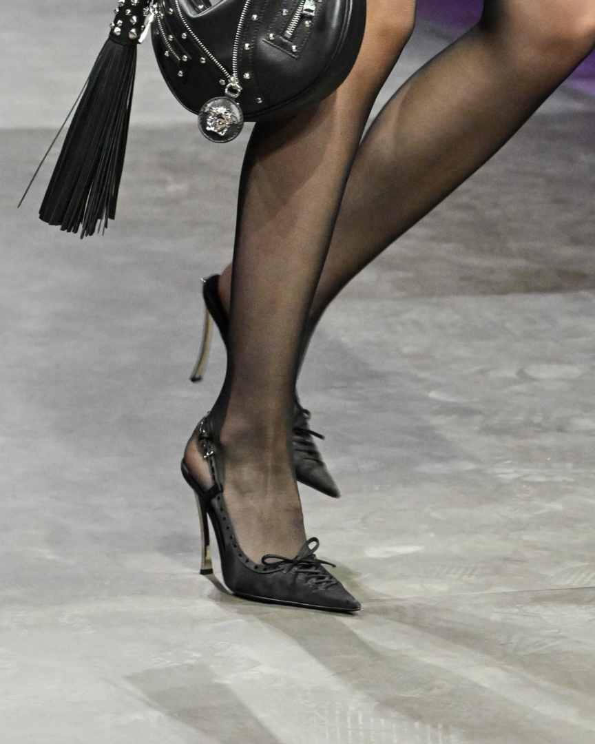 versace-ss23-womens-fashion-show-details-179