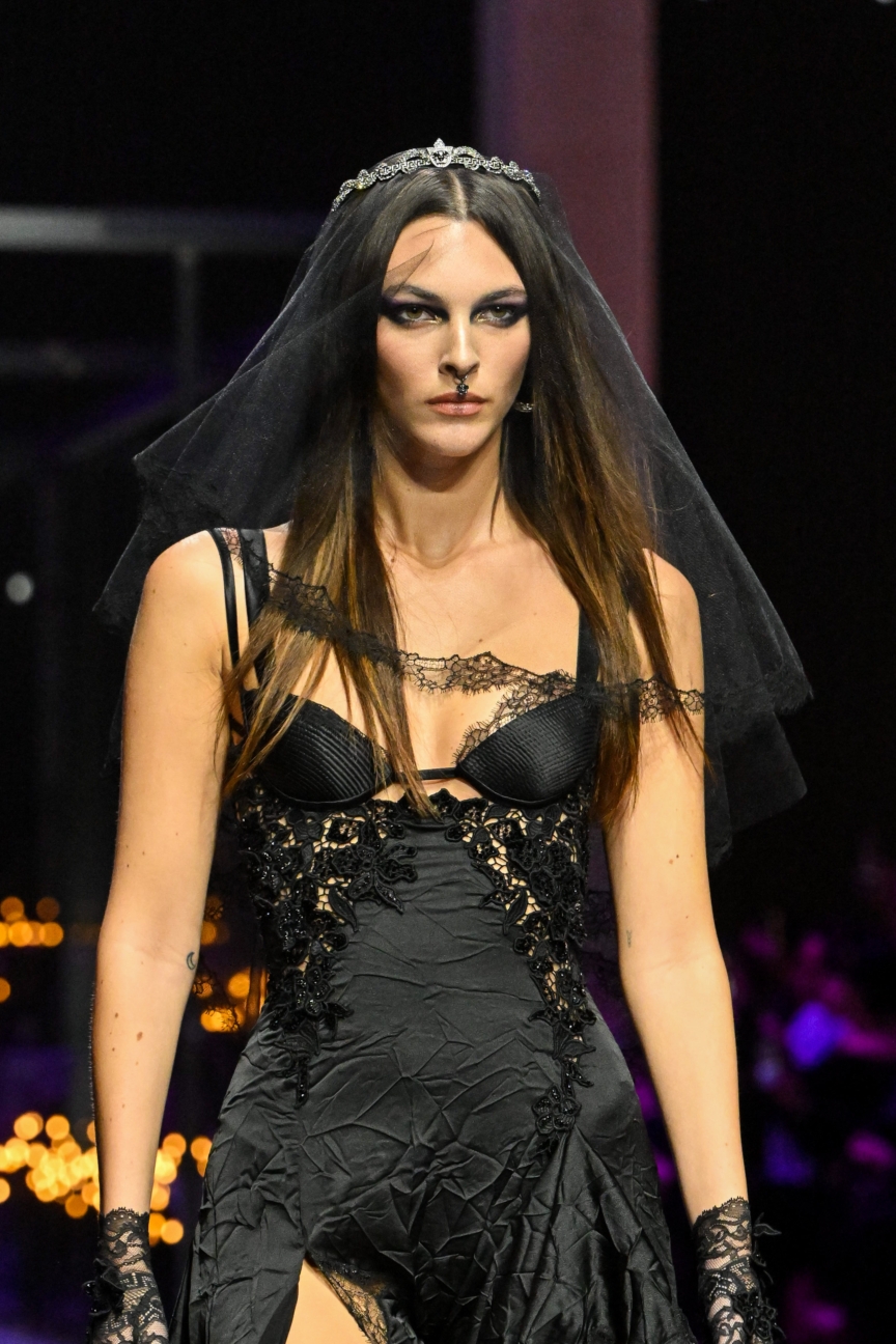 versace-ss23-womens-fashion-show-details-203