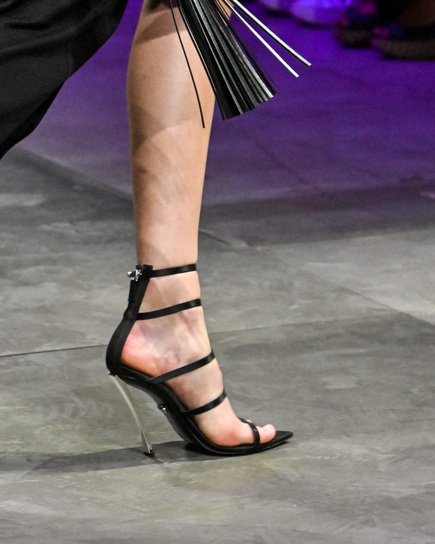 versace-ss23-womens-fashion-show-details-30