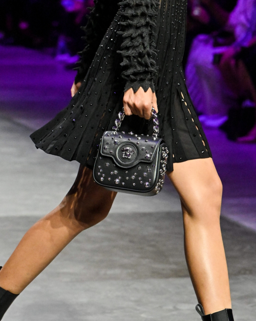 versace-ss23-womens-fashion-show-details-36
