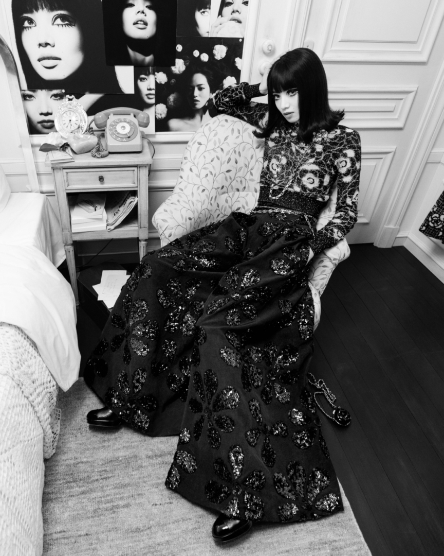 chanel_nana-komatsu-photographed-by-inez-vinoodh-adapted-from-the-movie-who-are-you-polly-maggoo-by-william-klein-copyright-films-paris-new-york_4x5-4