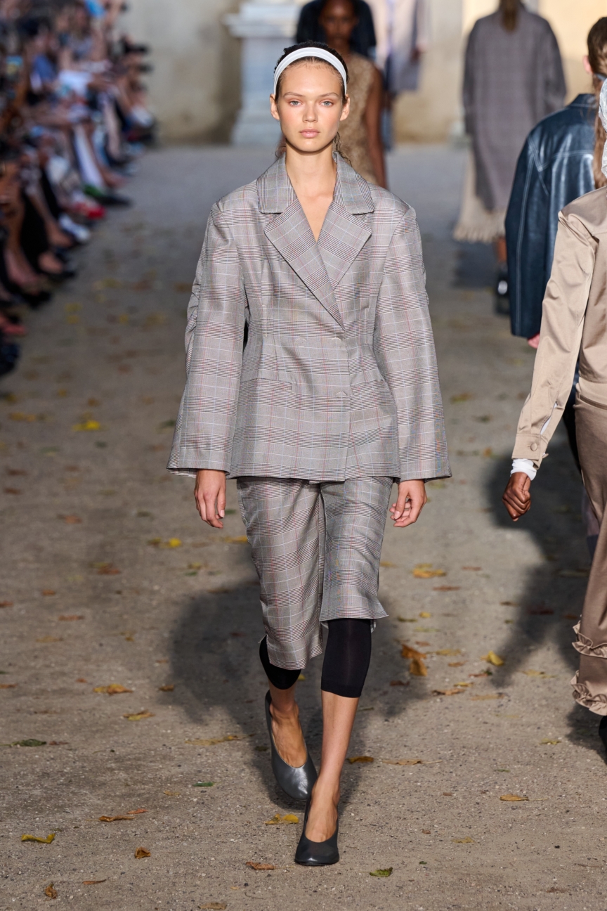 ss27-copenhagen-fashion-week-baum-und-pferdgarten-runway-2x3-james-cochrane-4