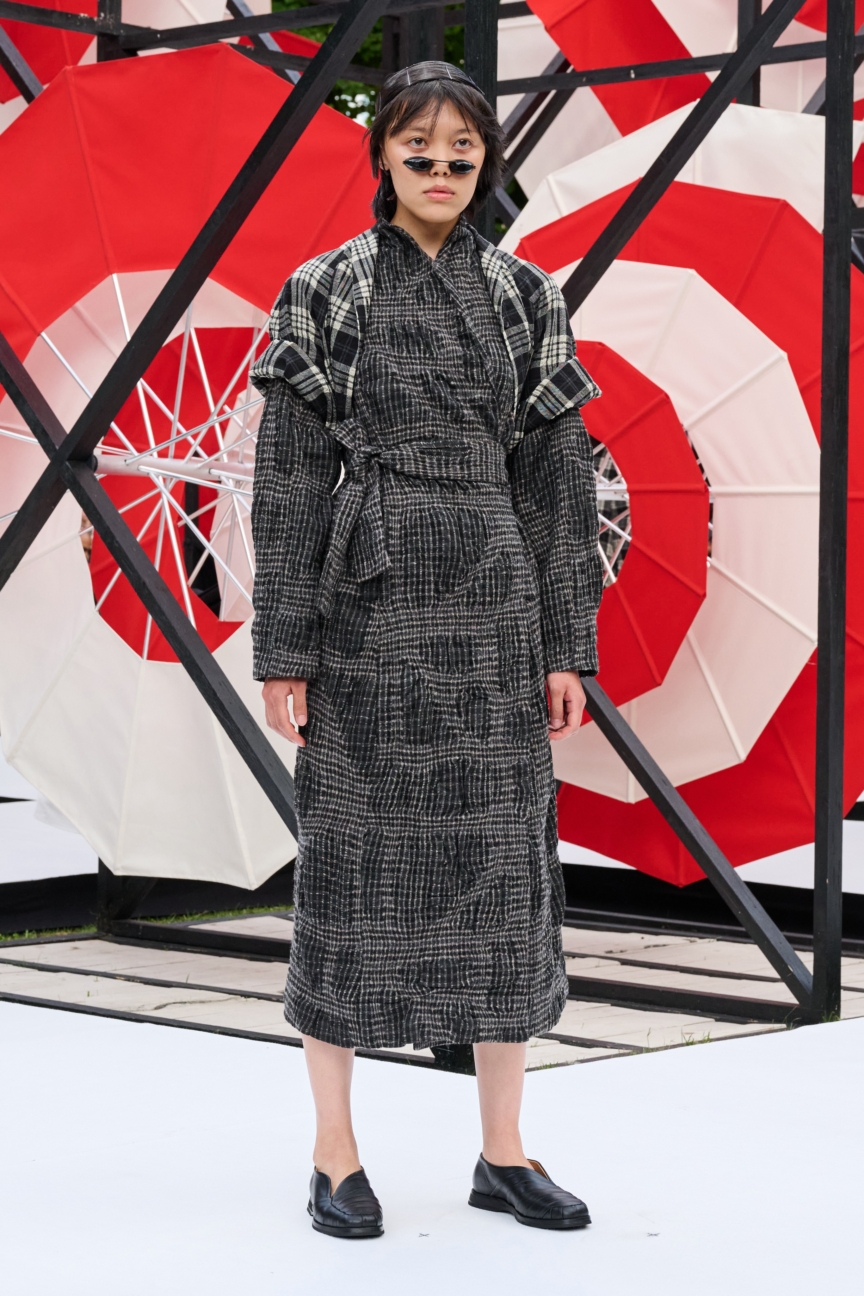 ss27-copenhagen-fashion-week-henrik-vibskov-runway-2x3-james-cochrane-5
