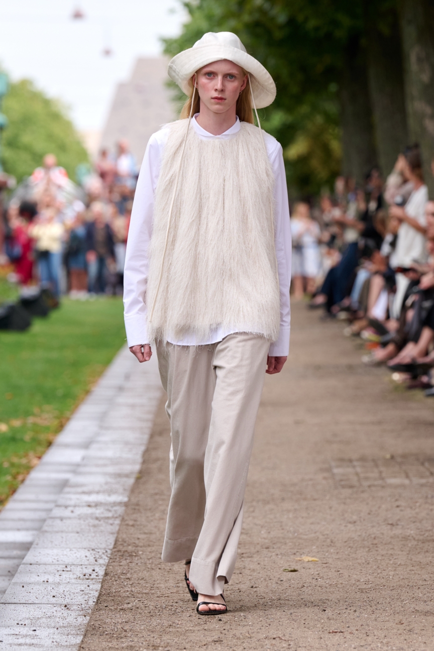 ss27-copenhagen-fashion-week-fashion-mkdt-studio-runway-2x3-james-cochrane-11