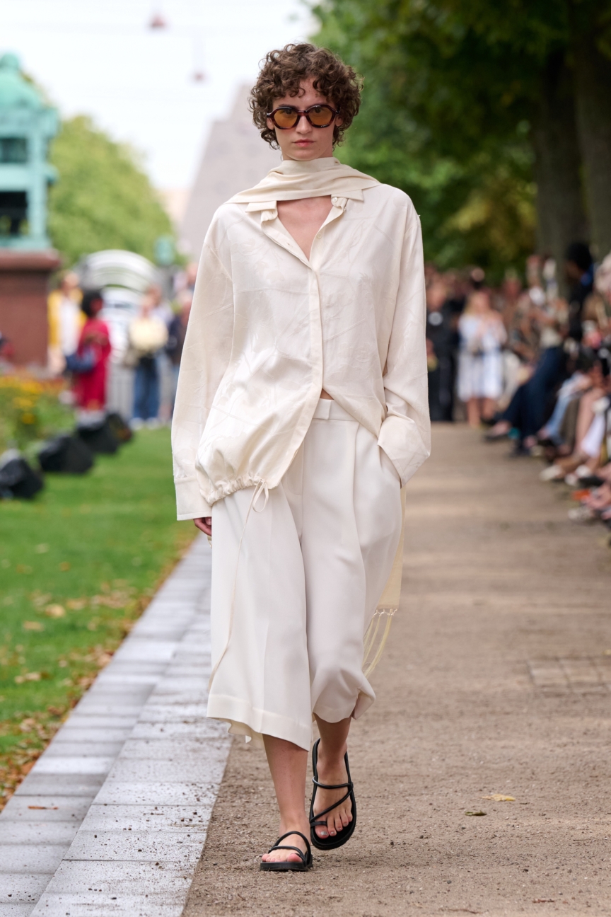 ss27-copenhagen-fashion-week-fashion-mkdt-studio-runway-2x3-james-cochrane-2