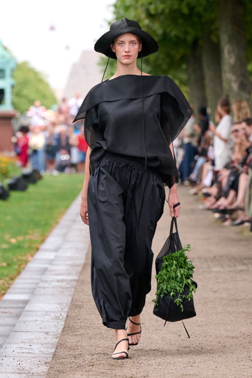 ss27-copenhagen-fashion-week-fashion-mkdt-studio-runway-2x3-james-cochrane-22