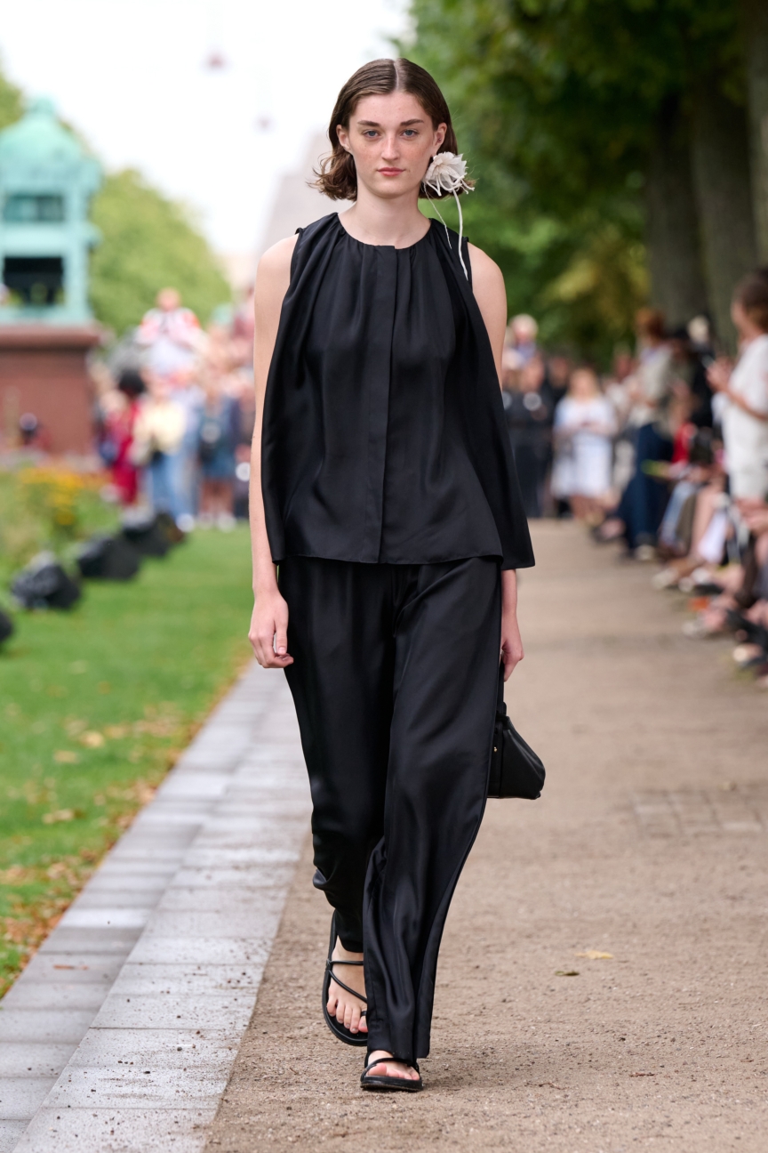 ss27-copenhagen-fashion-week-fashion-mkdt-studio-runway-2x3-james-cochrane-24