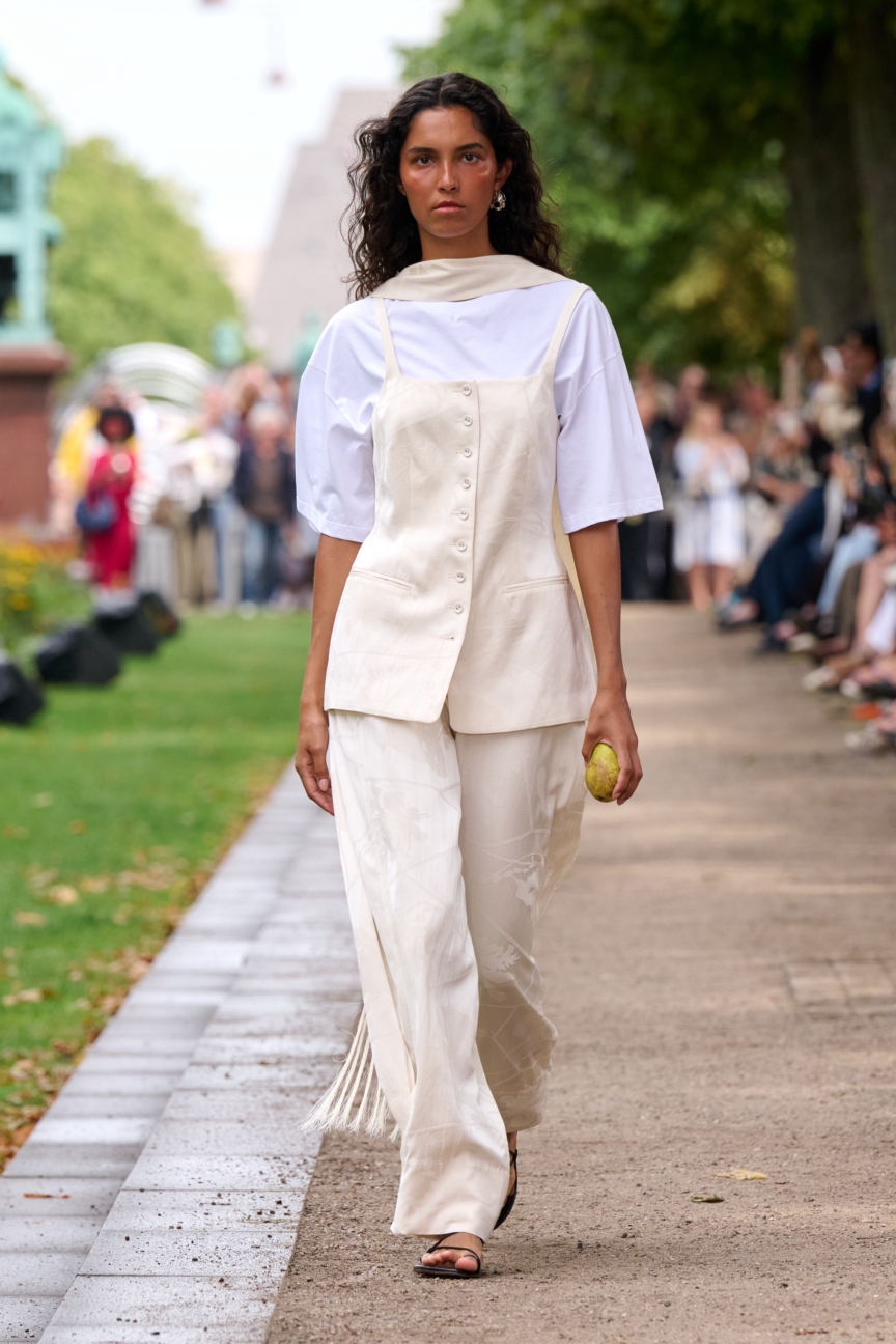 ss27-copenhagen-fashion-week-fashion-mkdt-studio-runway-2x3-james-cochrane-3