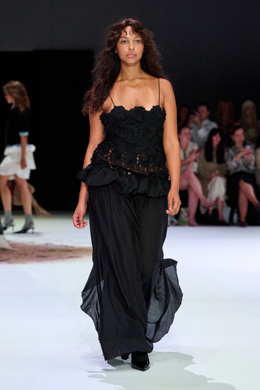 ss27-copenhagen-fashion-week-munthe-runway-2x3-james-cochrane-30