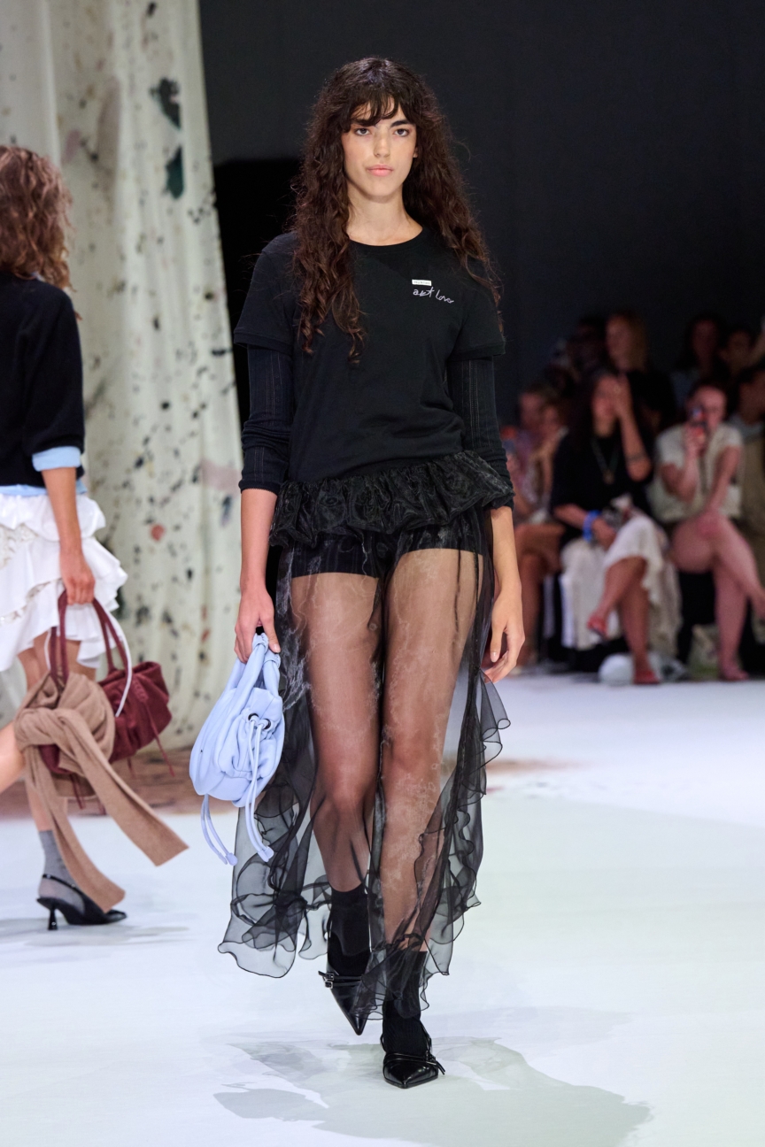 ss27-copenhagen-fashion-week-munthe-runway-2x3-james-cochrane-32
