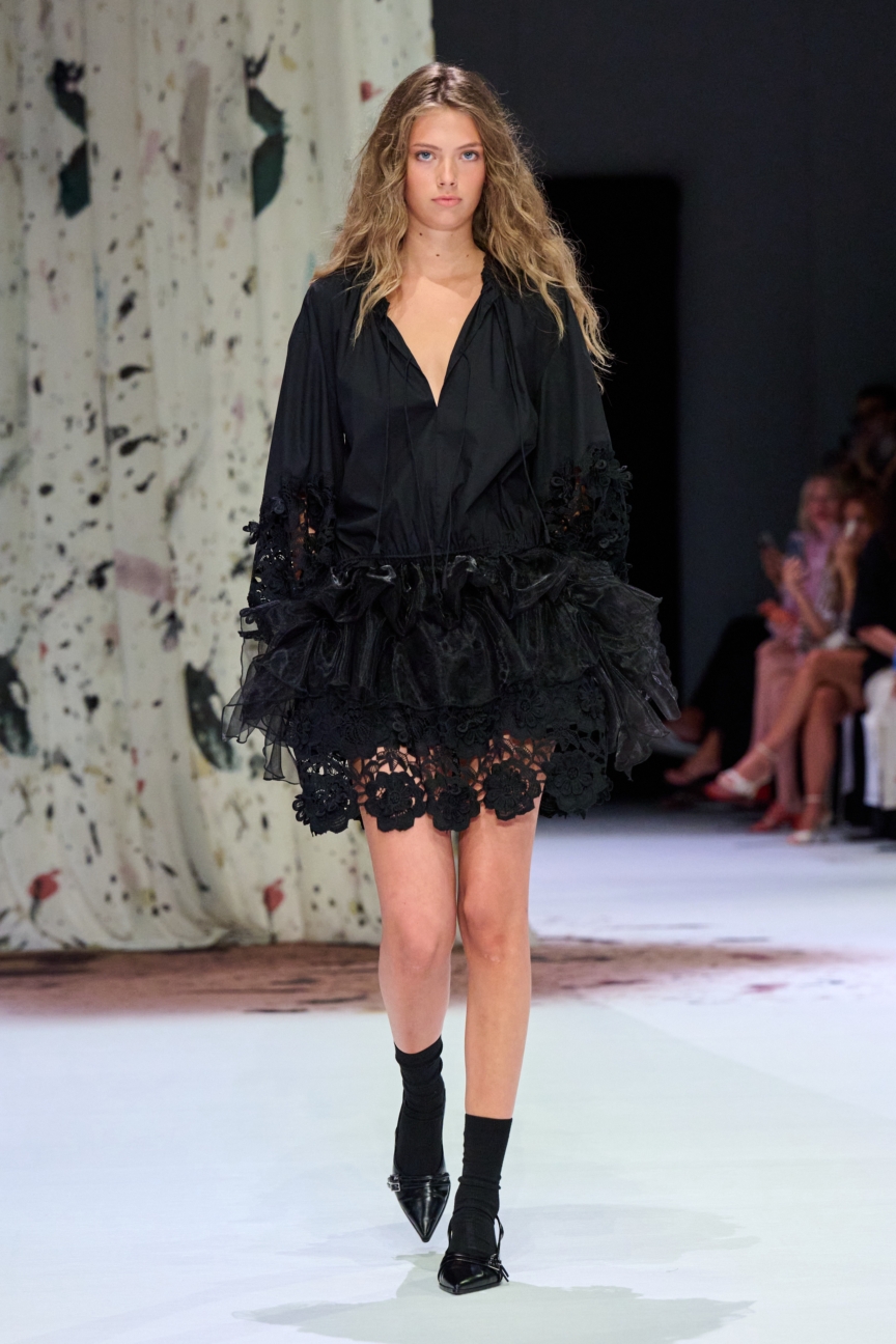 ss27-copenhagen-fashion-week-munthe-runway-2x3-james-cochrane-33