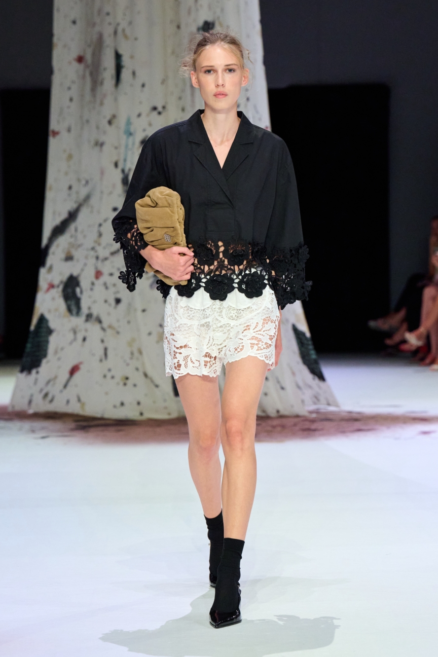 ss27-copenhagen-fashion-week-munthe-runway-2x3-james-cochrane-38